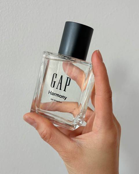 allure contributor sable yong holding gap harmony in hand