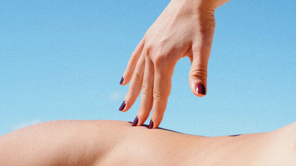 Why Dark Manicures Should Be Worn in the Summer