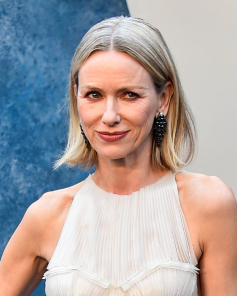 naomi watts with bob haircut and gray roots